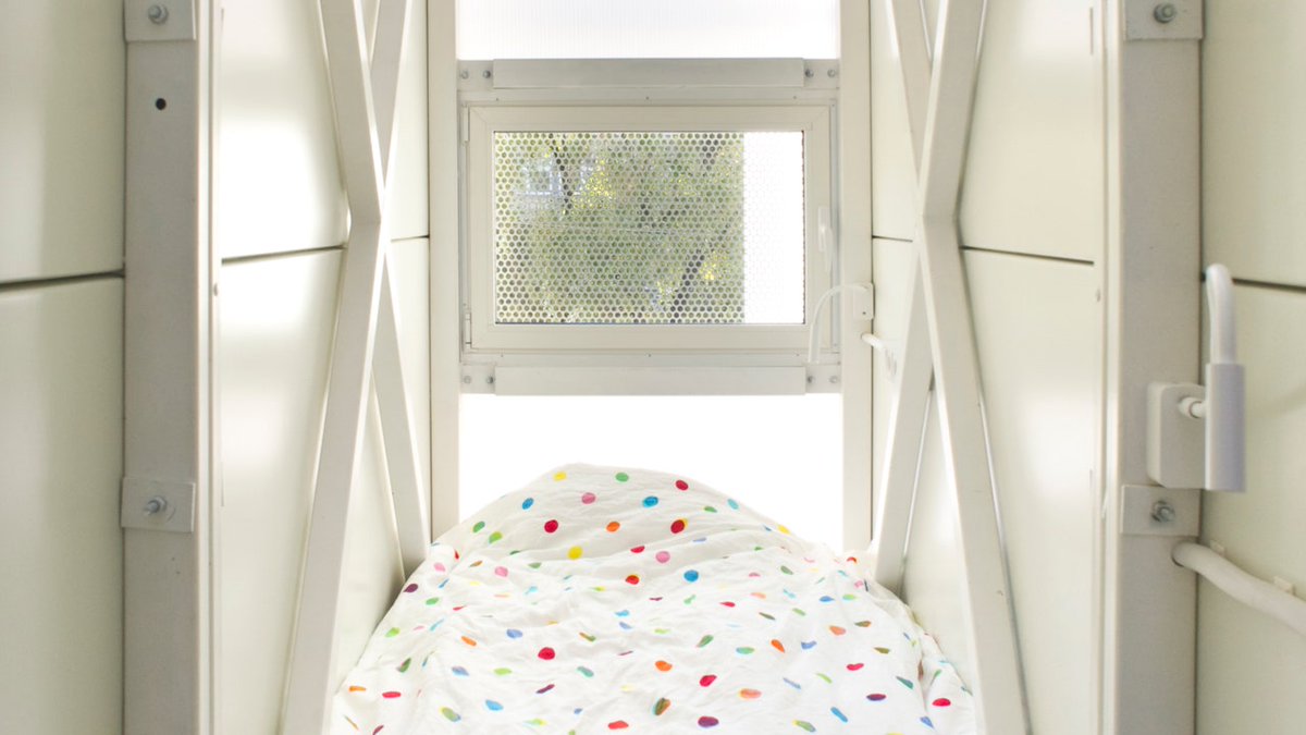 BeauducSafti's tweet photo. 🏠 Avez-vous déjà imaginé vivre dans la maison la plus fine du monde ? Située à Varsovie, la Maison Keret défie toutes les normes avec une largeur variant entre 92 cm et 1,20 m. Conçue par l'architecte Jakub Szczesny, cette structure unique est bien plus qu'un simple (1/6) https://t.co/bGRxb1okko
