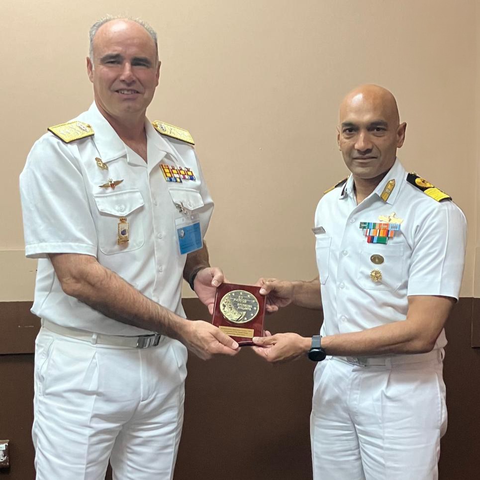 During his participation in the maritime security conference in Bahrain, @OpComd_EUNAVFOR met Commodore Srinivas Maddula, Indian Navy representative. An excellent opportunity to discuss the cooperation and mutual support between key maritime security actors in the Indian Ocean.