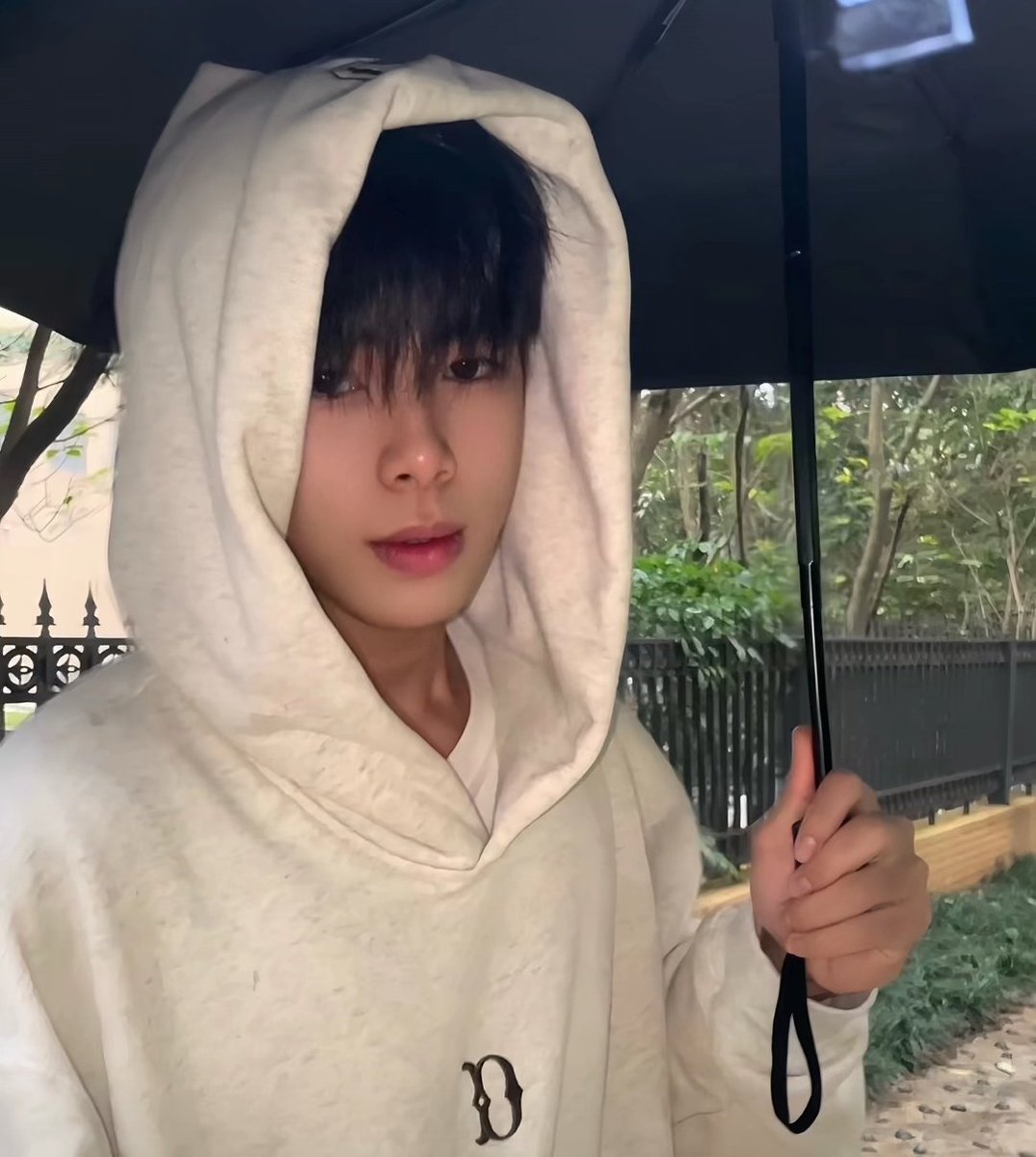 贱狗们跪下舔你男高爸爸的原味大臭脚