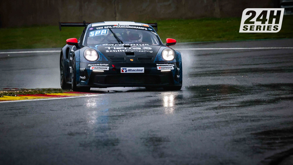 24HSERIES's tweet photo. #24HSERIES | Off-track moment for 992 leader #HansWeijer (972), which rejoins but drops to 4th.
That's promoted #Neuhofer (985) to the class lead ahead of both #RedAnt Porsches (904 and 903).
Overall leader #CarCollection (12) now leads by 5.8s
#12HSPA https://t.co/JPwdetpRMr