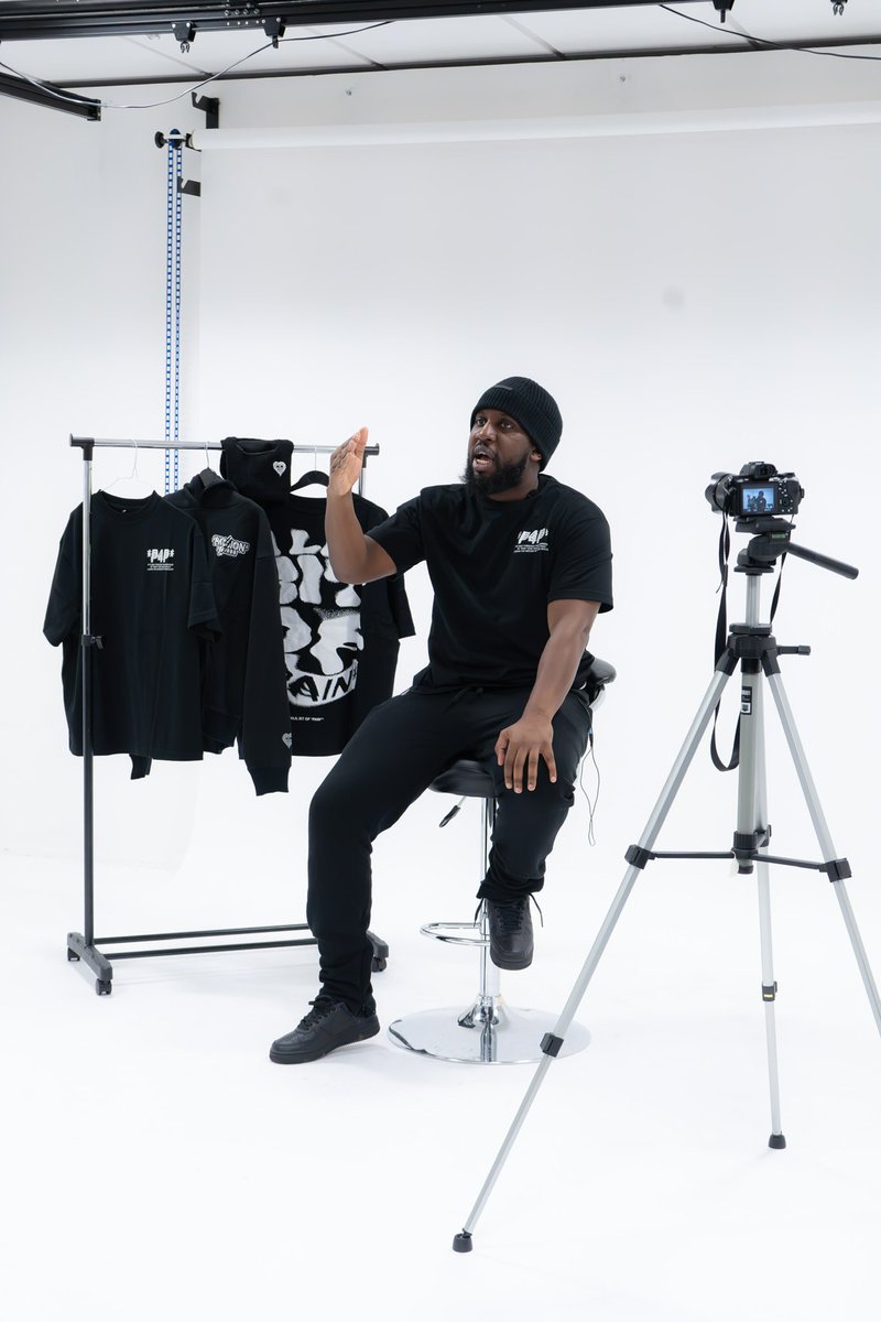 P4PAINSTUDIOS's tweet photo. Let’s Talk *PAIN* the interview show where we delve deep into the subject of *PAIN*🎥. 

Our first guest, @SPARENO1BOOST shares his profound journey, touching on experiences ranging from street sh** to jail, loss and heartbreak 🖤

Episode 1 OUT NOW Link in bio🔗

LOCK IN🔐 https://t.co/Vk4cry4j4n
