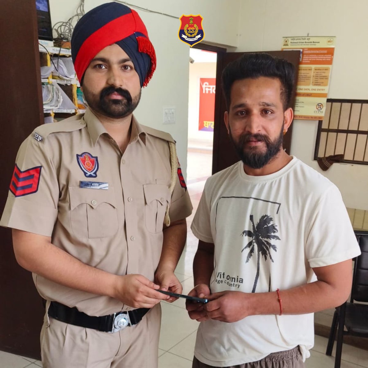 As a step towards people centric Policing, the Pathankot Police cop have found the lost mobile phone and returned it to its rightful owner. The owner thanked the Pathankot Police. 

#HelpingHands