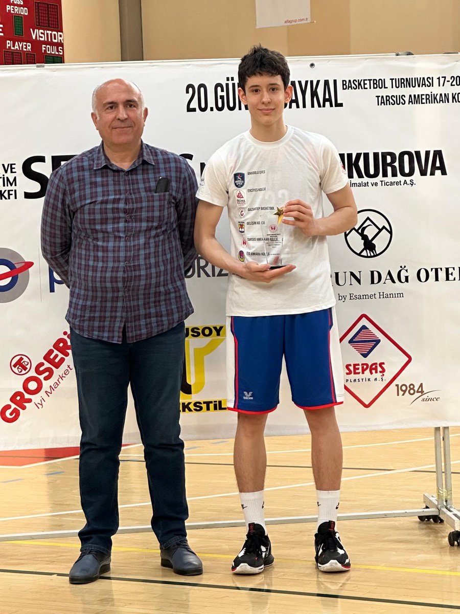 🏆 Yıldız B Takımımız (U15) Tarsus Amerikan Koleji Güner Baykal Basketbol Turnuvası'ndaki son maçında Gaziantep Basketbol'u 69-61 mağlup ederek şampiyon oldu. ✨ Başarılı oyuncumuz Kerem Arslan ise hem turnuvanın en değerli oyuncusu hem de en iyi forveti seçildi.