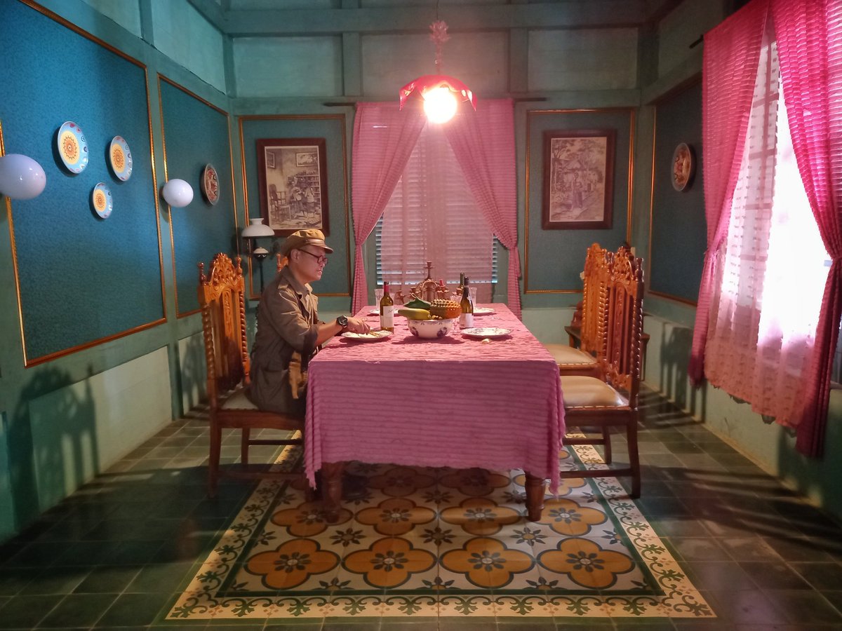 Rumah Nyai Ontosoroh

Undangan makan siang di Wonokromo, Surabaia. Masih menanti kedatangan tuan rumah, Nyai Ontosoroh.

Nyai pernah bilang, "Hidup dapat memberikan segala pada barang siapa tahu dan pandai menerima."