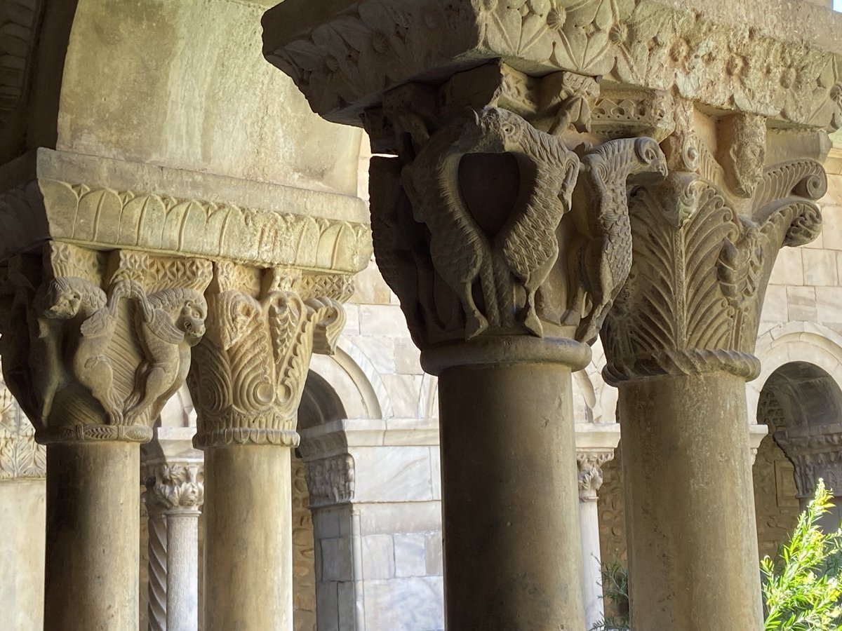 El Claustre de la catedral d’Elna: una pura meravella. Fet amb marbre blanc procedent de Ceret, i pels picapedrers i escultors del Priorat de Serrabona o de Sant Miquel de Cuixà, és un llibre obert que ens porta del romànic al gòtic.