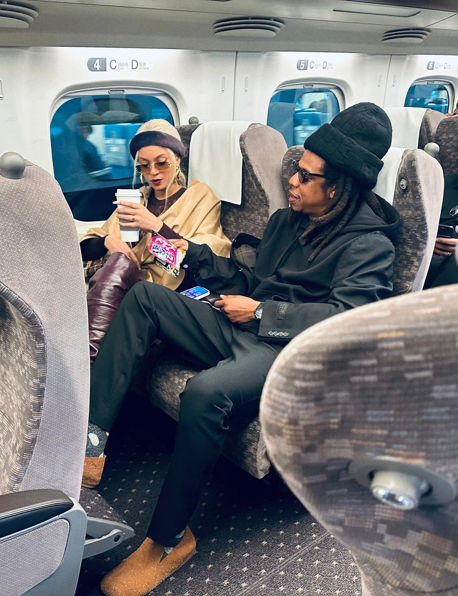 1of1_beyonce's tweet photo. 本当にどうでもいいんだけど、Jay-Zの靴がカレーパンすぎておもろい笑

#JAYZ #inJapan https://t.co/ySnM7ys2bB
