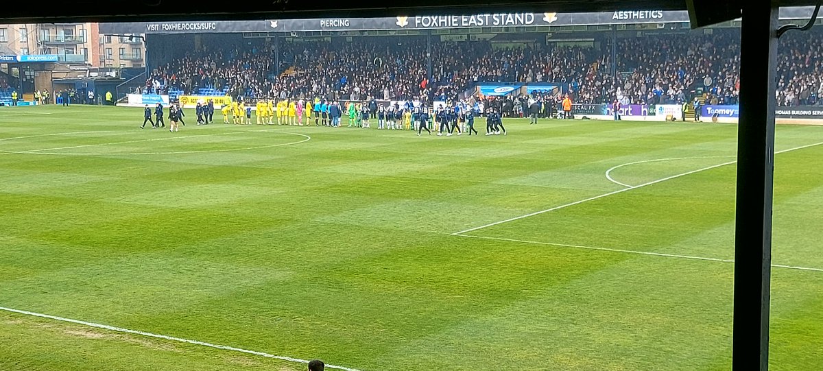 Teams are out 
Come on you 🦐
#rootshall filling up 👏