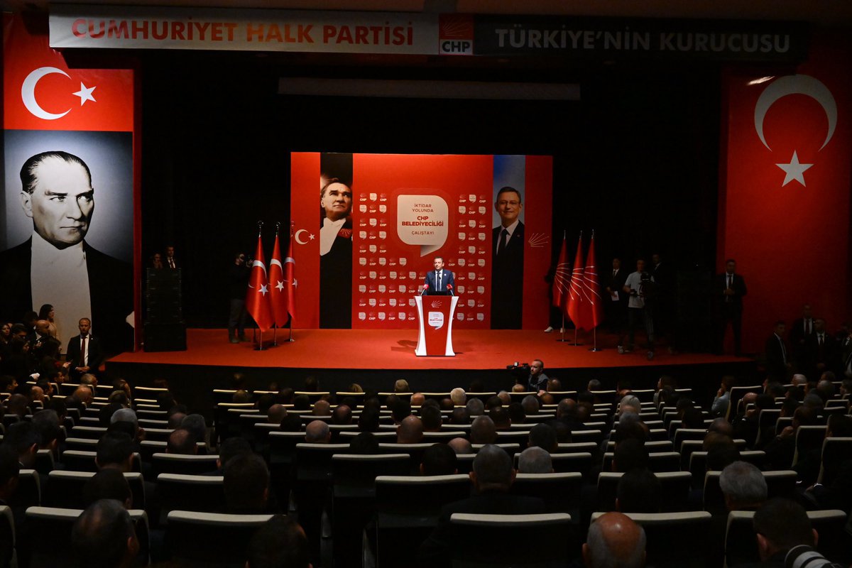 Ankara'da Cumhuriyet Halk Partisi Genel Başkanımız Sayın Özgür Özel öncülüğünde belediye başkanlarımız ve partililerimizle Yerel Yönetimler Çalıştayı'nı gerçekleştirdik. 31 Mart'taki yerel seçimlerde elde ettiğimiz başarıyı koruyup önümüzdeki genel seçimde partimizi iktidara