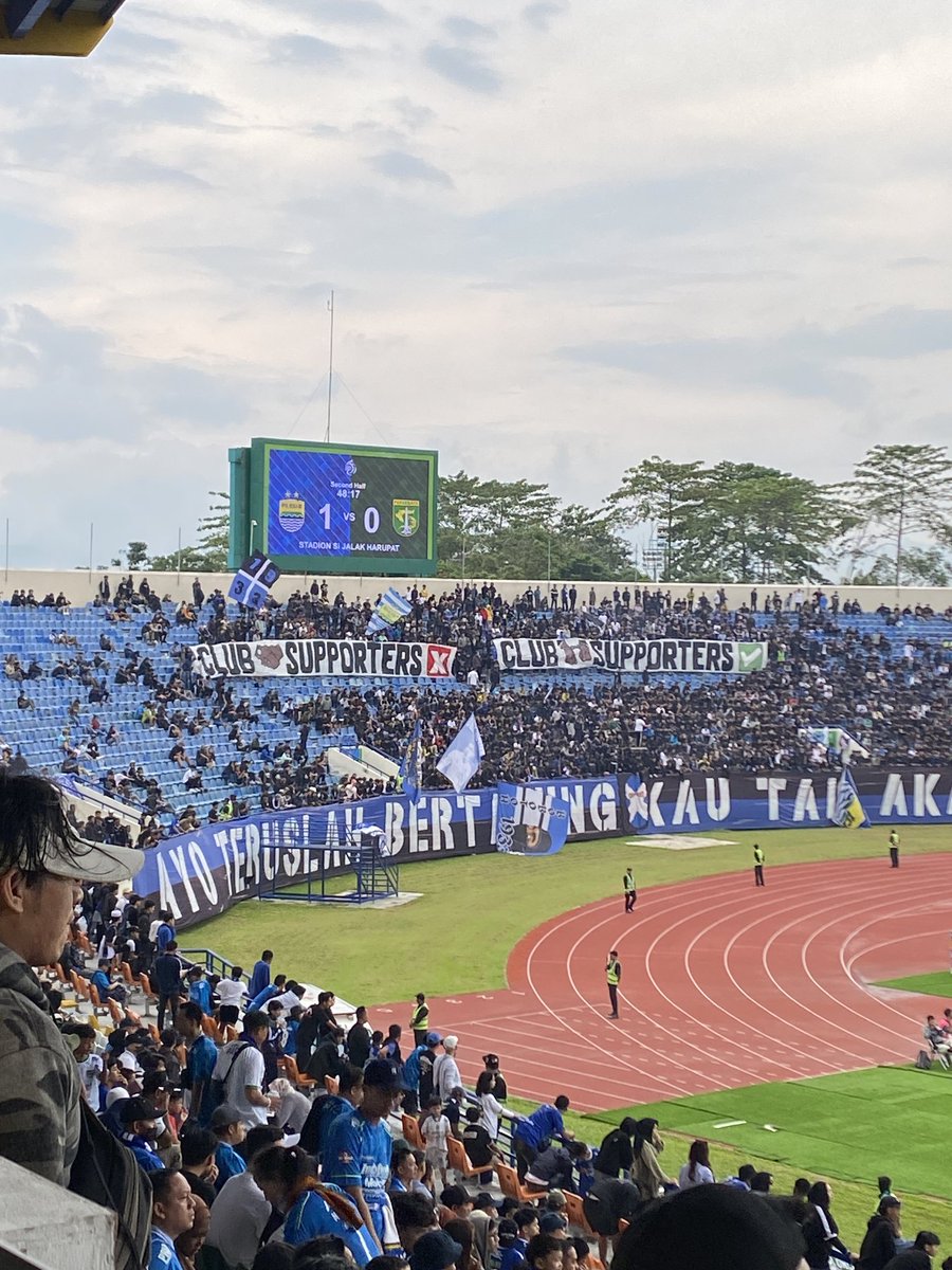 panditfootball's tweet photo. Banner di tribun Stadion Si Jalak Harupat sebagai respon terhadap dipenjaranya lima pendukung Persib Bandung atas kericuhan di Stadion Indomilk Arena saat menghadapi Dewa United (26/11/2023).

Selain itu, sempat ramai di media sosial tentang somasi yang dilayangkan Sporting Director PT PBB, Teddy Tjahjono, kepada salah satu Bobotoh dengan akun X (@)samsecond_.

Namun, keduanya telah bertemu untuk menyelesaikan masalah tersebut pada dua hari lalu, Kamis (18/4).