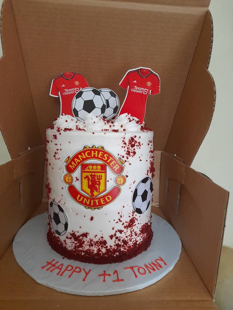 The first cake of the day has made an entrance😊😊 The tradition continues though this time with manchester united❤️❤️❤️