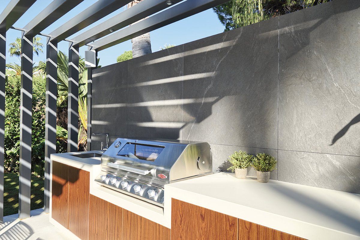 Inalco MDi surfaces, known for their durability and versatility make an excellent choice for your outdoor kitchen. These frost-proof and UV resistant surfaces not only withstand the elements but also add an elegant touch to your outdoor space. Pictured: Pacific Gris wall cladding