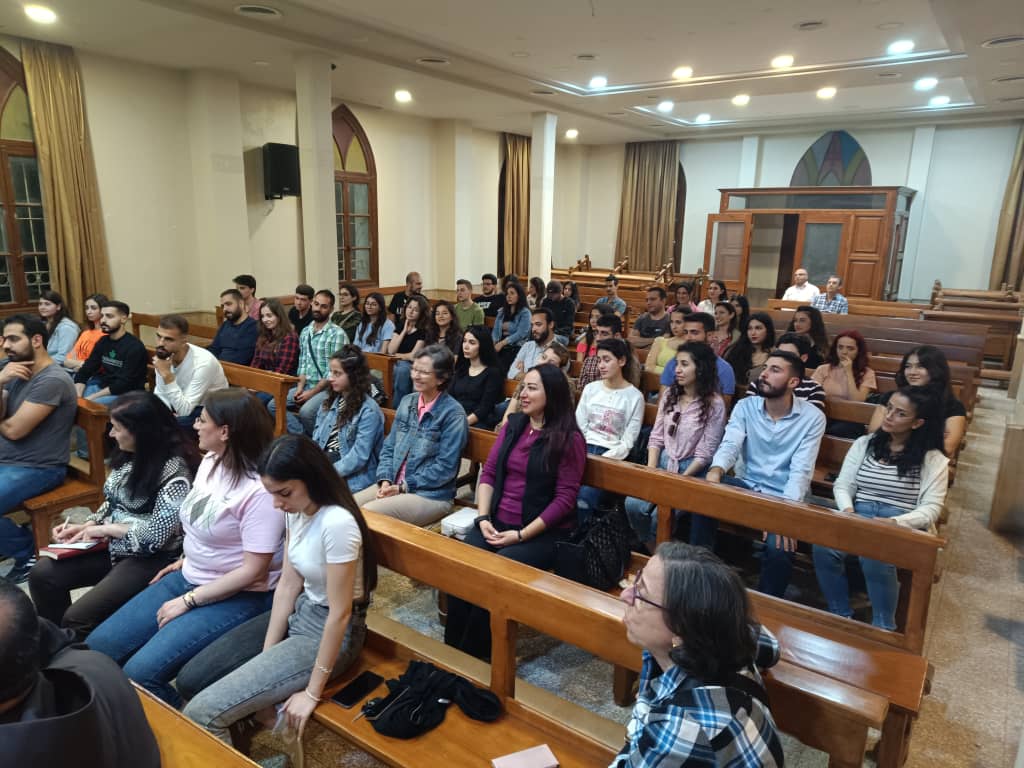 Heartwarming youth gathered at the Catholic church, Latakia for my lecture 'The Finger of Thomas'. I was thrilled to see how engaged & challenging they were. Unfortunately their number is plummeting constantly @Awareness_Found @CTBI @OikoumeneYouth @ChurchesEngland @FollowEmbrace