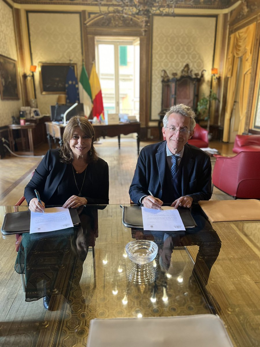 MicheleRubirola's tweet photo. Y-a t’il une amitié plus forte que celle qui unit @Marseille et #Naples 🇮🇹 ? 

Je suis allée rencontrer le Maire de Naples @GaeManfredi avec un projet de jumelage entre nos villes pour travailler au développement de nos territoires qui font face à des problématiques communes. 

Villes soeurs, elles partagent déjà une même vision du monde, un certain art de vivre et des identités fortes.
Nos grands ports bâtissent des ponts historiques entre l’Europe, l’Afrique et l’Orient. 

Aujourd’hui c’est ensemble que nous souhaitons construire les réponses aux grands défis contemporains : transition écologique, tourisme, alimentation, 
éducation, santé, culture, migration, recherche …
au bénéfice de nos populations respectives. 

C’est tout le sens que je donne à la coopération internationale, travailler avec des partenaires qui ont en partage des valeurs et une ambition forte pour leurs habitants. 

#jumelage #Gemellaggio #pace #solidarieta