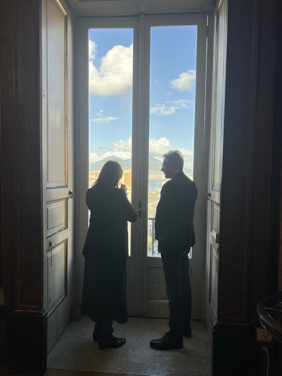 MicheleRubirola's tweet photo. Y-a t’il une amitié plus forte que celle qui unit @Marseille et #Naples 🇮🇹 ? 

Je suis allée rencontrer le Maire de Naples @GaeManfredi avec un projet de jumelage entre nos villes pour travailler au développement de nos territoires qui font face à des problématiques communes. 

Villes soeurs, elles partagent déjà une même vision du monde, un certain art de vivre et des identités fortes.
Nos grands ports bâtissent des ponts historiques entre l’Europe, l’Afrique et l’Orient. 

Aujourd’hui c’est ensemble que nous souhaitons construire les réponses aux grands défis contemporains : transition écologique, tourisme, alimentation, 
éducation, santé, culture, migration, recherche …
au bénéfice de nos populations respectives. 

C’est tout le sens que je donne à la coopération internationale, travailler avec des partenaires qui ont en partage des valeurs et une ambition forte pour leurs habitants. 

#jumelage #Gemellaggio #pace #solidarieta