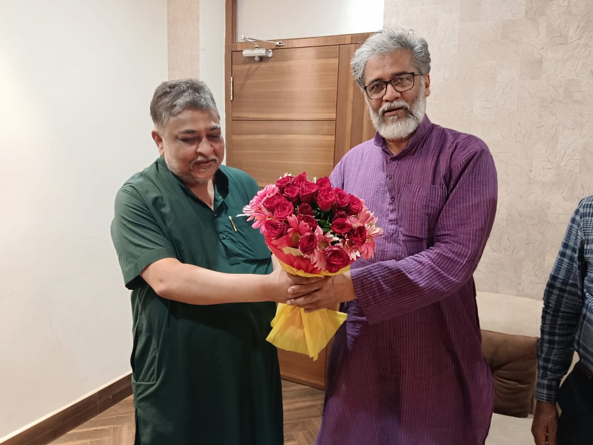 All roads in Jharkhand will lead to Ranchi tomorrow as the INDIA bloc holds the #UlgulanMaharally. I'm a frequent visitor to Ranchi, have even spent two weeks in Ranchi jail in March 2001, but today got a formal welcome from my comrades and Supriyo Bhattacharya of @JmmJharkhand.