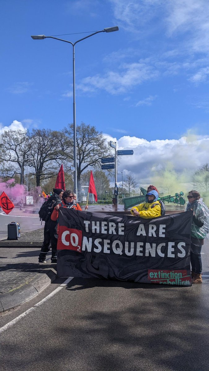 Naast een demonstratie bij het vliegveld zelf, is ook de rotonde vlak bij #Groningen @AirportEelde geblokkeerd ⚠️ Een vliegveld dat ieder jaar verlies lijdt van €5 miljoen, maar de komende 10 jaar desondanks €46 miljoen cadeau krijgt van de @ProvDrenthe en @provgroningen 💰 💸