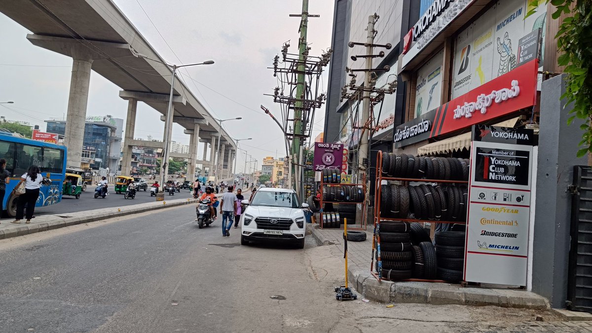 debanshuk's tweet photo. @mahadevapuratrf @MALimbavali @BbmpEast @BBMPAdmn @BBMPCOMM @DKShivakumar @BlrCityPolice @mahadevapuraps @east_bengaluru @YokohamaTC No it's not. Sharing a photo taken at 4:43 PM today (About 7 hours after your post).

Either you are lying about clearing it or aren't penalising the offenders. 

Moreover, the brick wall and sign boards are still there, even in the photos shared by you. Please clear them too. https://t.co/00im48Vu6p