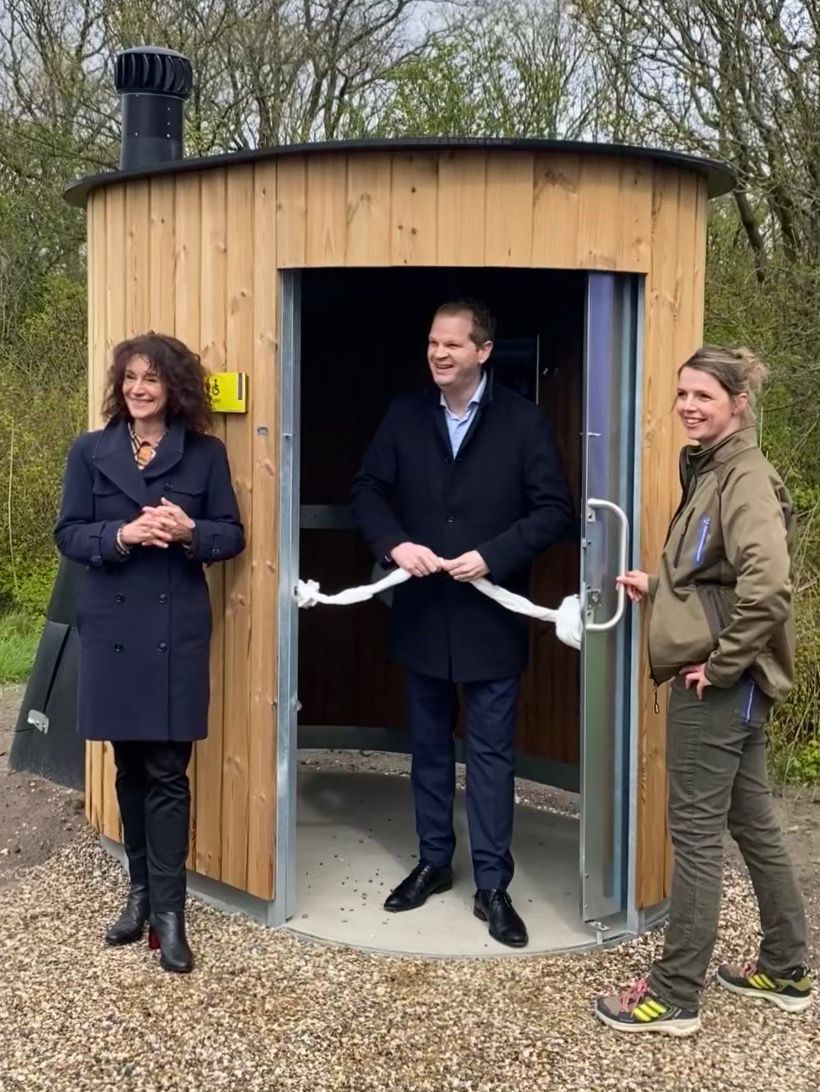 Moet jij wel eens naar de wc tijdens het wandelen of fietsen in de natuur? 🚾🚽🚻 Gisteren is op Texel het 1e natuurtoilet van Nederland geopend! 

mlds.nl/nieuws/eerste-…

#WereldPDSdag2024 #WereldPDSdag #WorldIBSday2024 #WorldIBSday #PrikkelbareDarmSyndroom #PDS #iederewctelt