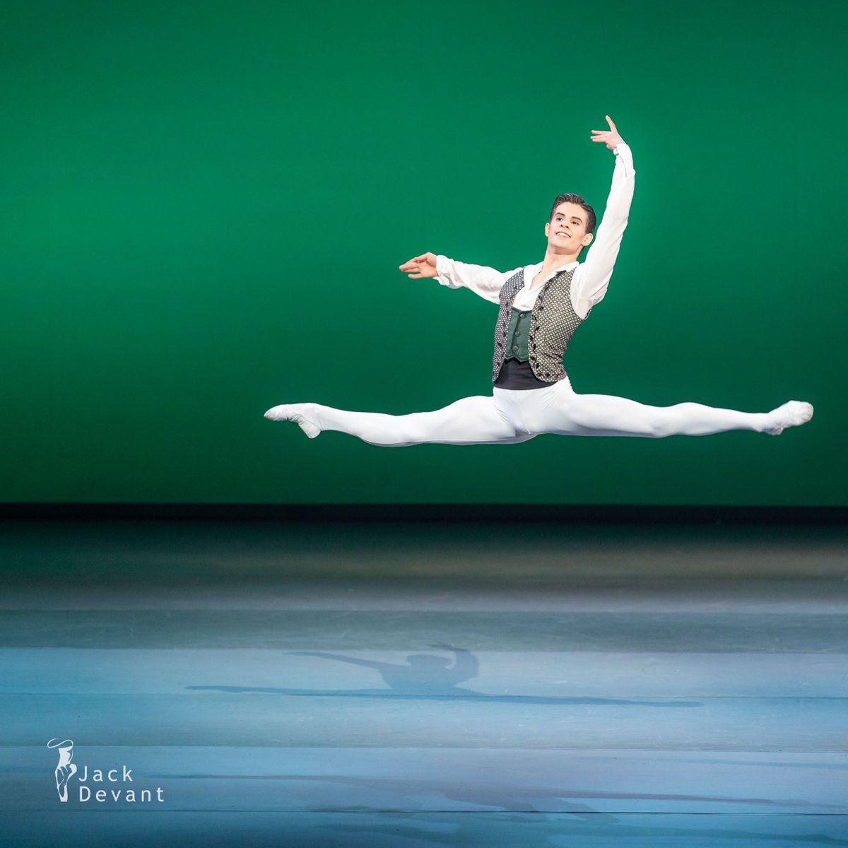 António Casalinho in La Esmeralda, music by Cesare Pugni, choreography by Jules Perrot, subsequently revised by Marius Petipa, Agrippina Vaganova and Pyotr Gusev. Ballet Icons Gala 2024, London

#AntónioCasalinho #Ballet #LaEsmeralda #BalletIconsGala