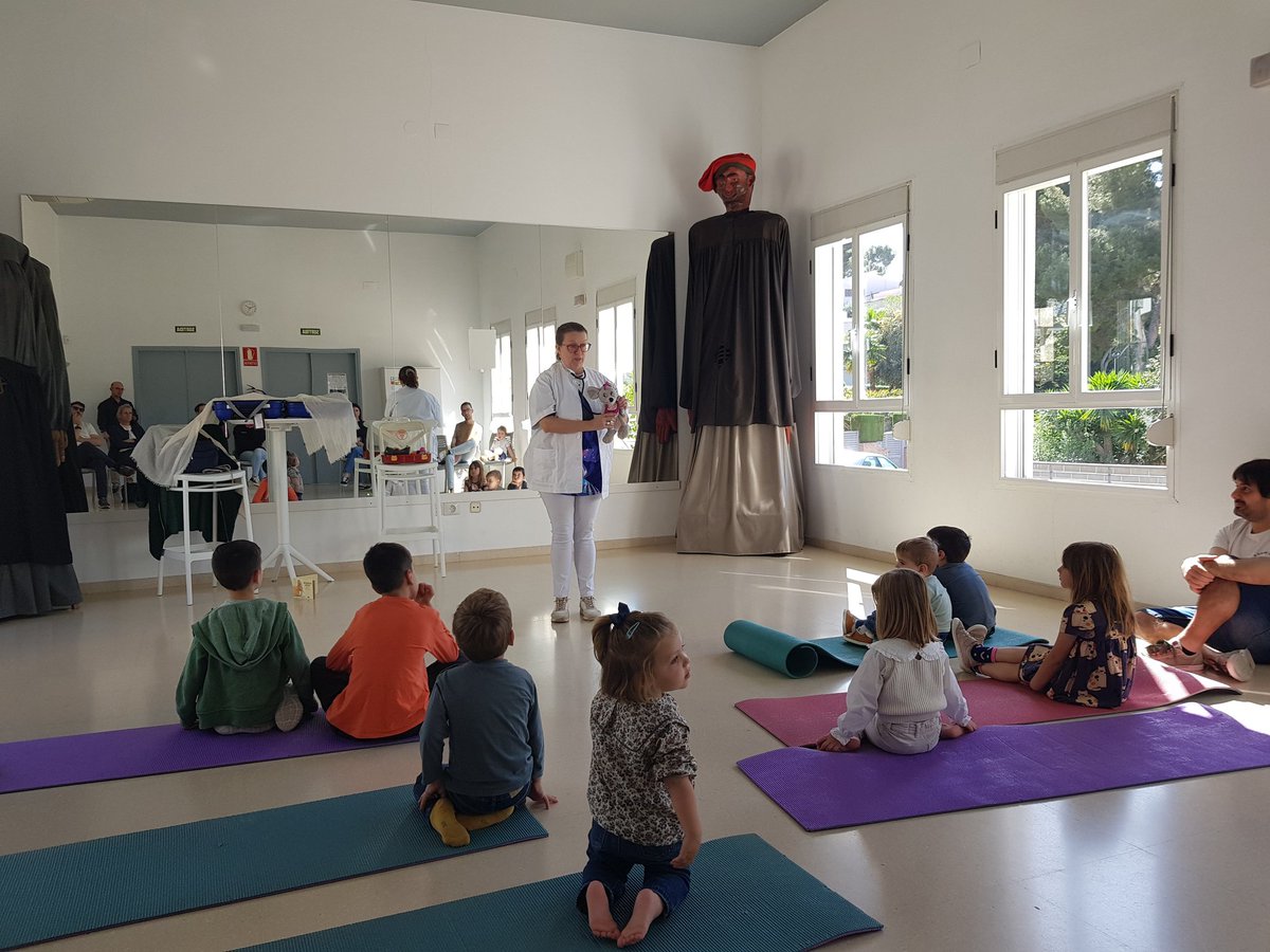 CopecPedagogs's tweet photo. Avui @RdriguezGascons, secretària JG, ha acompanyat a la Dra. KUENTUX (M. Concepció Torres) en la seva visita al Centre Cívic de Llevant de @TGNAjuntament, on ha repassat com tenim de salut els 5 sentits en el marc d'Abril mes de la Salut #CopecTarragona https://t.co/1OBN1inGIl