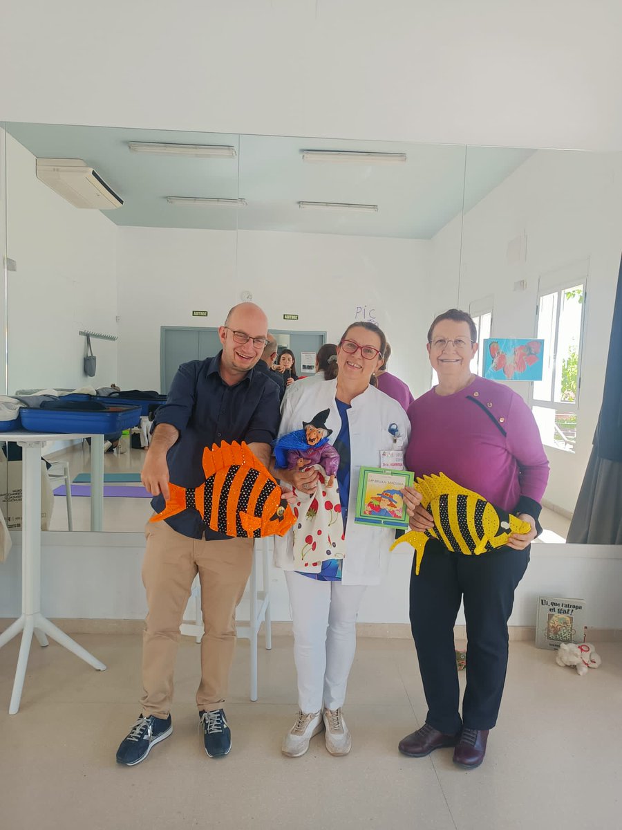 CopecPedagogs's tweet photo. Avui @RdriguezGascons, secretària JG, ha acompanyat a la Dra. KUENTUX (M. Concepció Torres) en la seva visita al Centre Cívic de Llevant de @TGNAjuntament, on ha repassat com tenim de salut els 5 sentits en el marc d'Abril mes de la Salut #CopecTarragona https://t.co/1OBN1inGIl