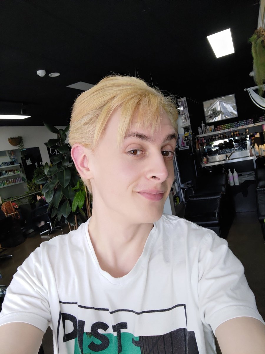 My hair is now ready for @DreamHackAU, thanks to the slay stylists at @RazorDolls! Blonde era looks so good now! Not quite Rufus Shinra, but it's the closest we can get. And that's good enough for me! 🫶