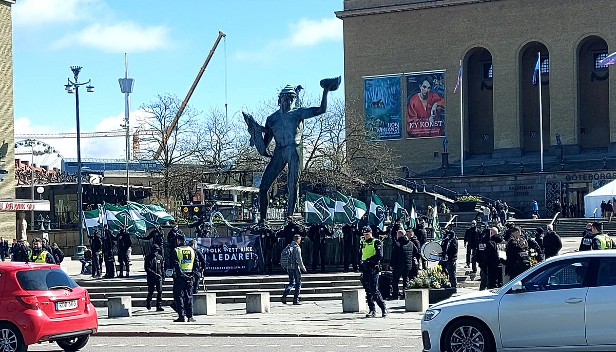 NMR demonstrerar på Götaplatsen. En vaken medborgare öppnar sitt fönster och spelar nu Bella Ciao på full volym. #motstånd