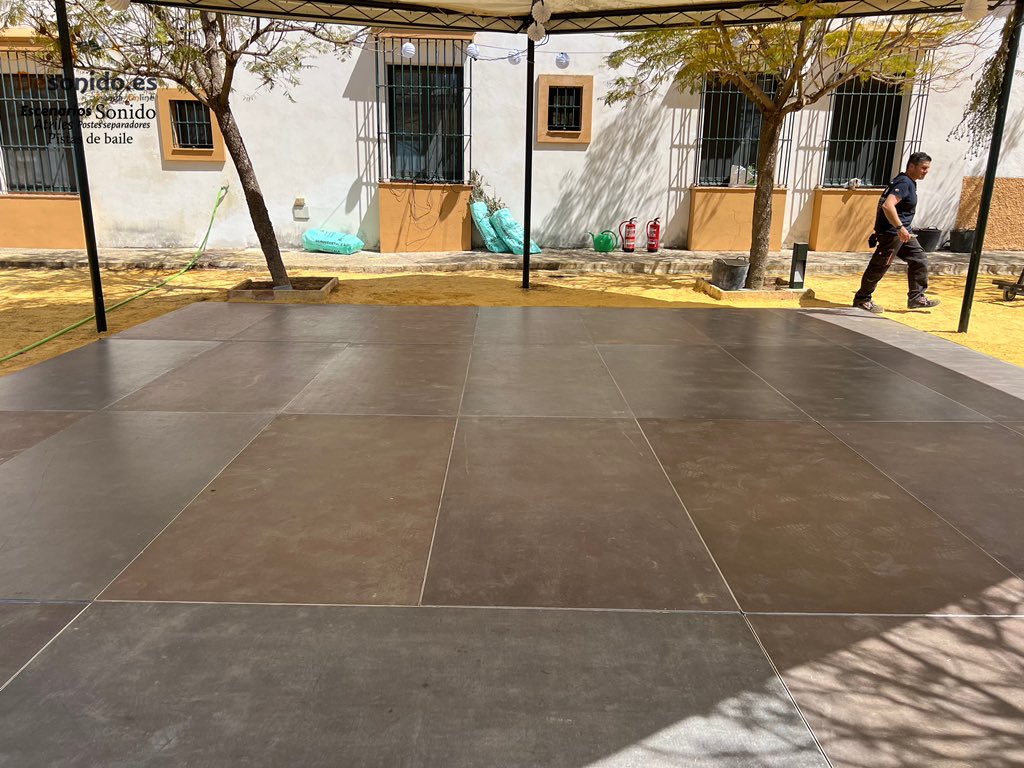 Cuando vas a realizar tu fiesta y la zona del baile es inestable, le damos la solución, como la pista de 7x7 metros en Hacienda la Armada de Utrera #Sevilla 

#andalucia #malaga #almeria #club #cadiz #huelva #cordoba #eventossevilla #escenario #eventos 
🌍 desonido.es