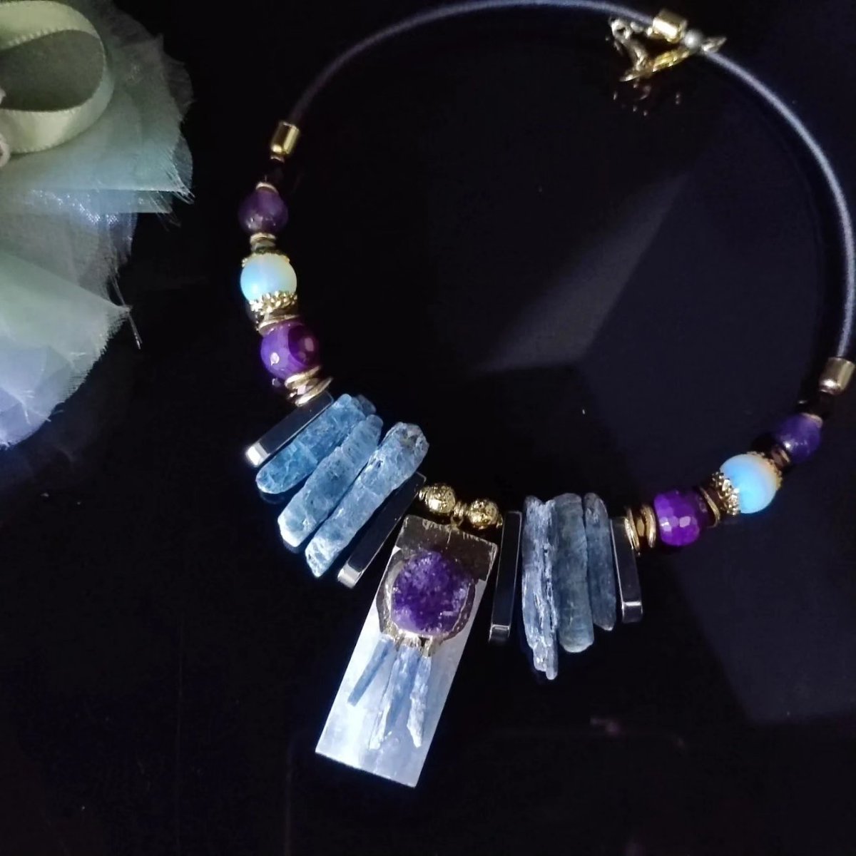 Kyanite choker necklace 
etsy.com/it/listing/160…
#necklace #gemstonenecklace #gemstonejewelry #kyanite #handmadejewelry #etsygifts #etsysale #etsyjewelry
