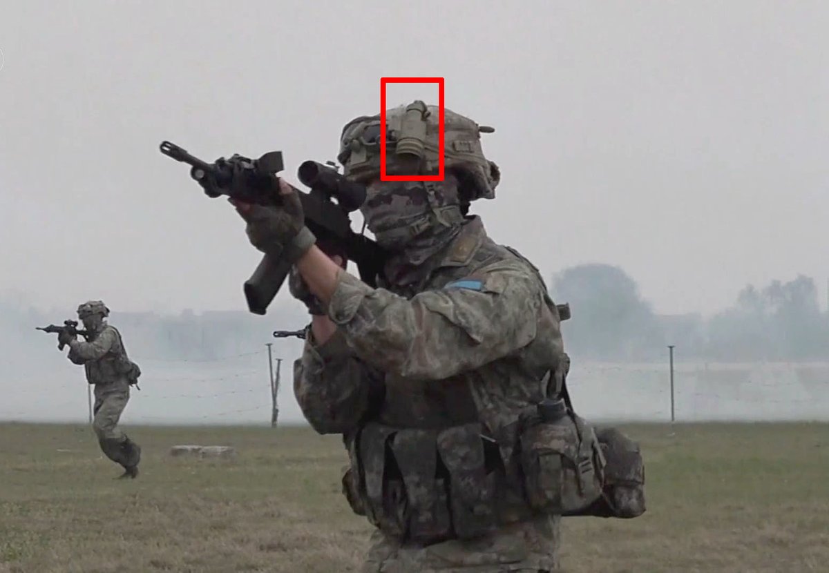 zhao_dashuai's tweet photo. The use of Augmented reality combat systems in China and US exemplifies the different approach of the 2 militaries.

Left, China's simple good enough system that has been in mass deployment for years.

Right, US system that's bulky, over engineered and stuck in development
1/4🧵 https://t.co/R8Zyhk7bQ5