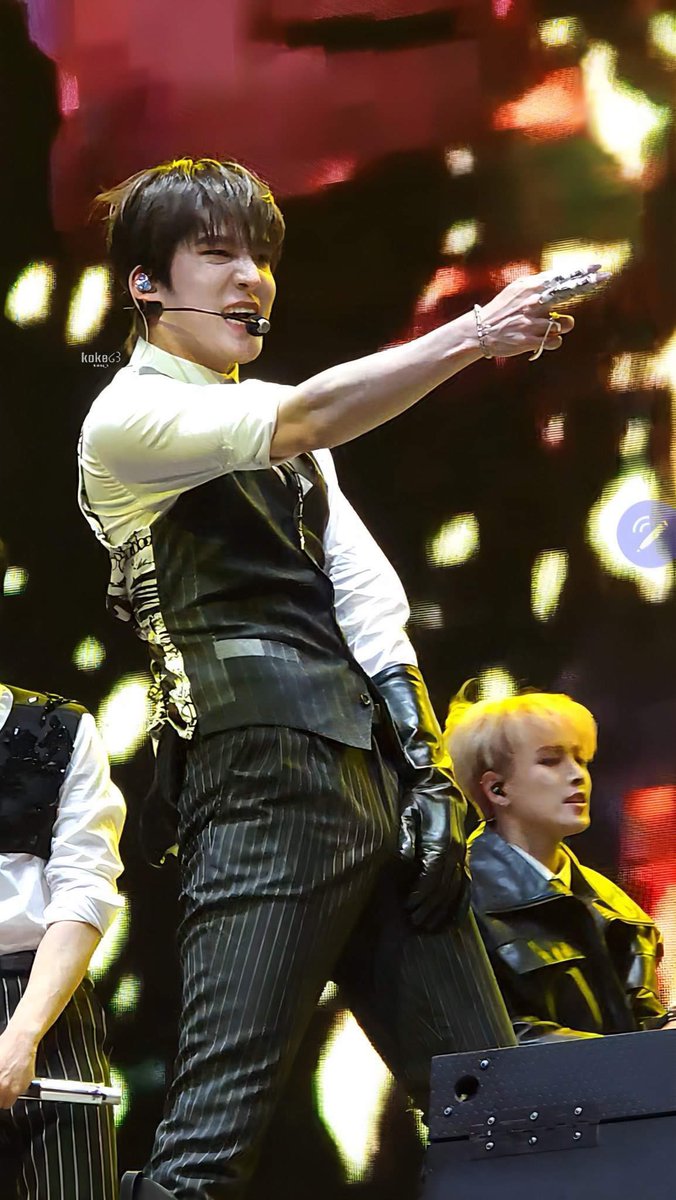 WORLDMUSICAWARD's tweet photo. #ATEEZ's #Yunho oozed class in his Dolce & Gabbana outfit and wowed the Coachella crowd with his incredible dance moves, channeling Michael Jackson and trending highest in the group at #5 in the US and #19 Worldwide! 💪🕺🔥🏜️💥5⃣✖️🇺🇸➕1⃣9⃣✖️🌎👑❤️‍🔥

#ATEEZatCoachella
#CHELLATEEZ #Coachella

https://t.co/9kqrQUtqD8