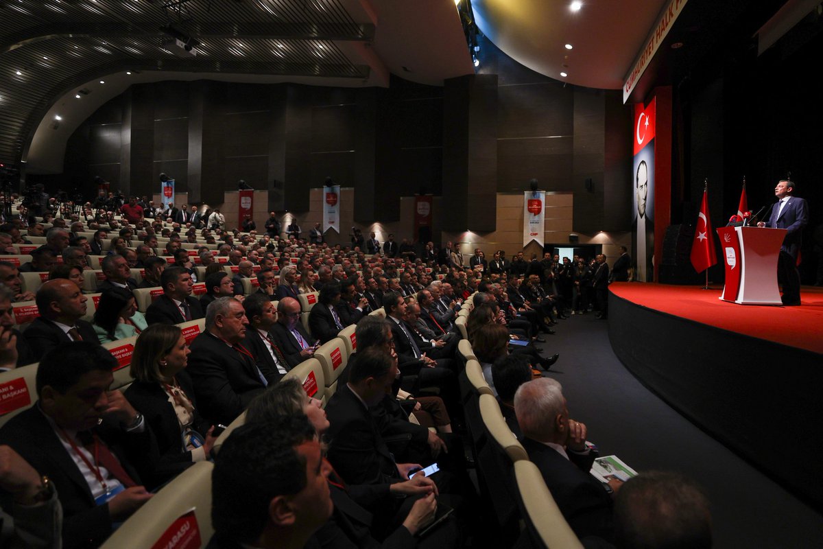 Belediye başkanlarımızın katılımıyla Yerel Yönetim Çalıştayımızı gerçekleştiriyoruz. 'Biz bunu bir zafer olarak görmüyoruz. Zafer değil görevdir. Görev önümüzdeki seçimlerde parti iktidar olduğunda, zafere dönüşecektir. Biz tarihin akışını değiştirme fırsatını yakaladık.'