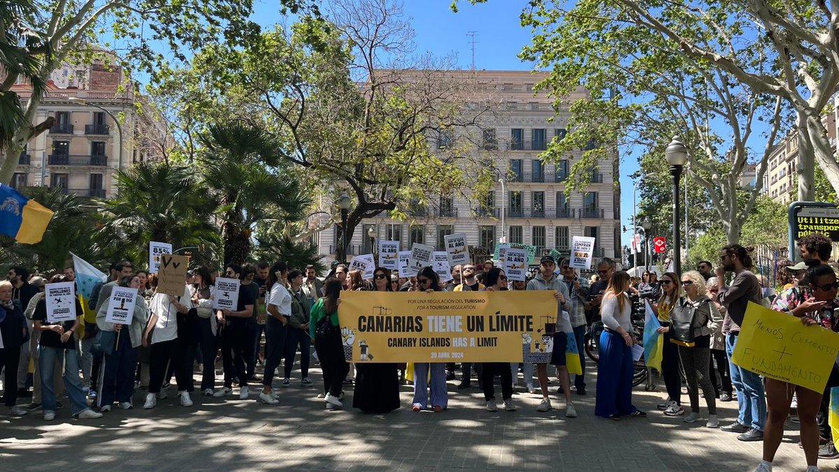 #CanariasTieneUnLimite #Canariaseagota #Canariasedefiende Concentración de apoyo en Barcelona. #20ACanarias