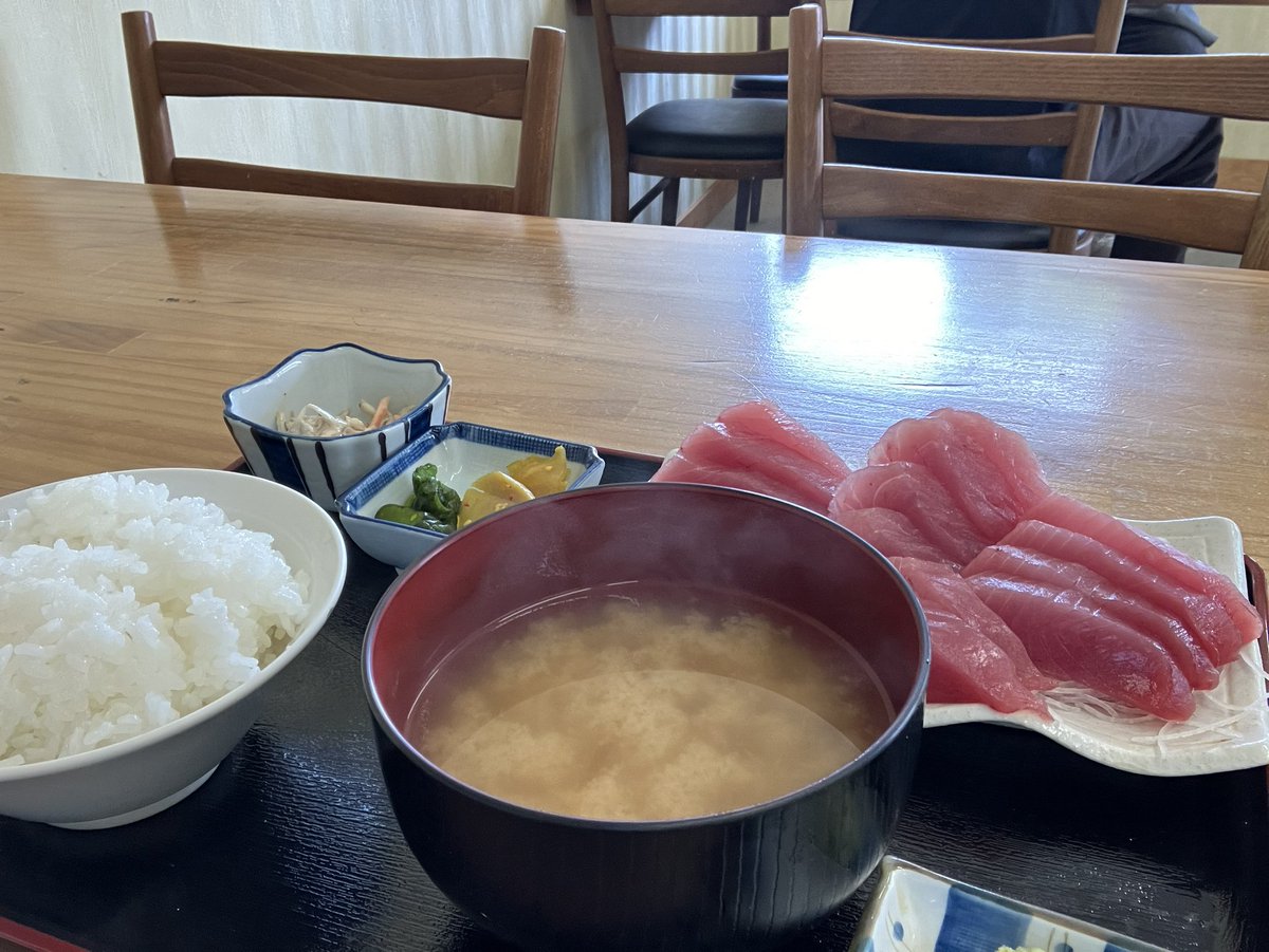 910motor's tweet photo. 勝浦メシ　#かねまさ食堂 刺身定食が15切れ、しかも分厚い！それで1,000円てコスパ良し！👍　#日本武道大学 のちょっと千葉寄りR297号線沿い
#千葉ツーリング https://t.co/1JlHyWZlZY