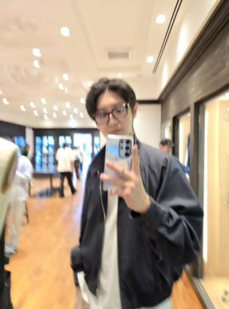 ZvT1lp's tweet photo. チャニョルまた福岡のクロムハーツのお店に行って昨年の9月と同じ場所で自撮りしてるのめっかわ😭 https://t.co/AtDw6qrJbK