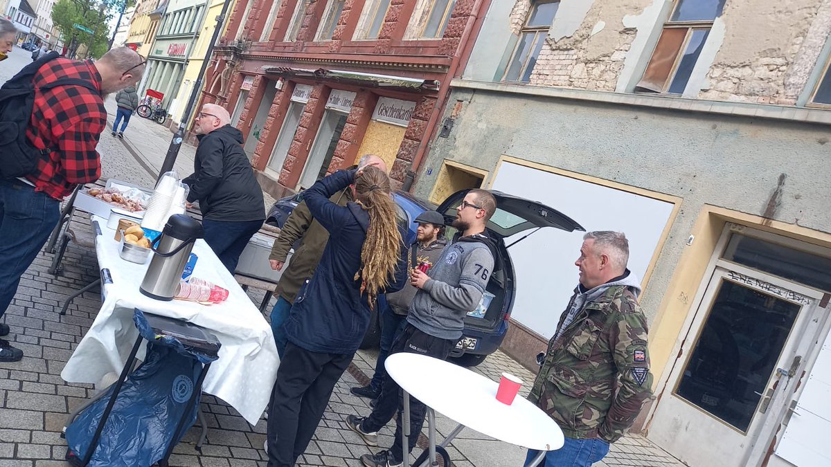 Lieben Dank an alle, die sich heute wieder Suppe abgeholt und/oder gespendet haben!

Danke auch an das gesamte Team, was heute wieder mit angepackt hat!

Im Gruppenbild von links: Attila, Jule, Leroy, Felix, Heike, Dirk, Mathias und Peter! ❤️