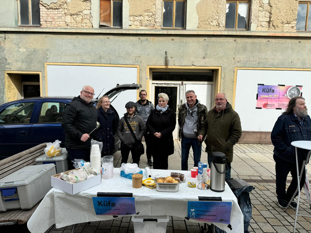 StadtRaum's tweet photo. Lieben Dank an alle, die sich heute wieder Suppe abgeholt und/oder gespendet haben!

Danke auch an das gesamte Team, was heute wieder mit angepackt hat!

Im Gruppenbild von links: Attila, Jule, Leroy, Felix, Heike, Dirk, Mathias und Peter! ❤️ https://t.co/qB17uJ9u0e