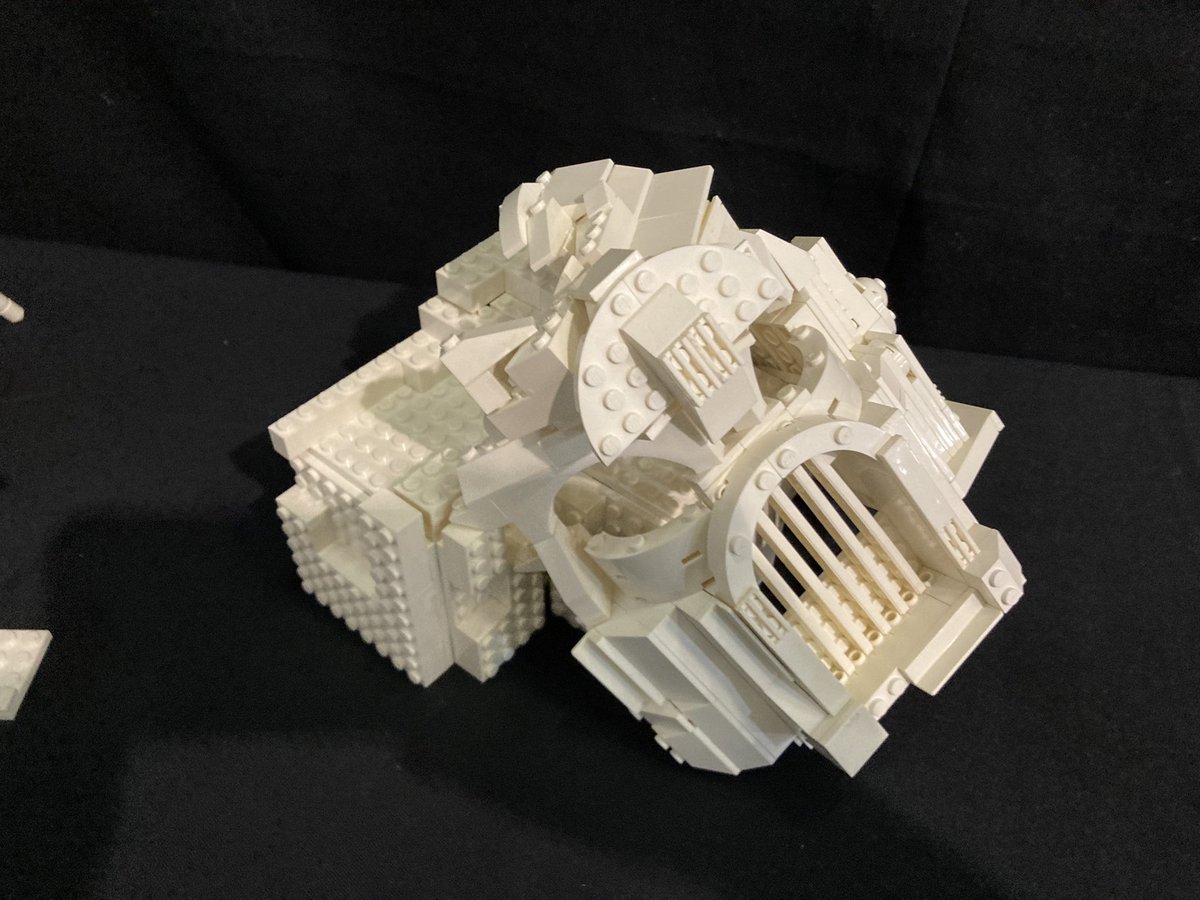 So one of the team Challenges today is the ‘white brick model’ - this is the entry from Team 69 Dunbotics - it’s a fallen ‘Space Marine’ helmet in honour of the kids Warhammer Innovation project -Henry Cavill would be proud @FLLUK #fllmasterpieceuk #warhammer40k