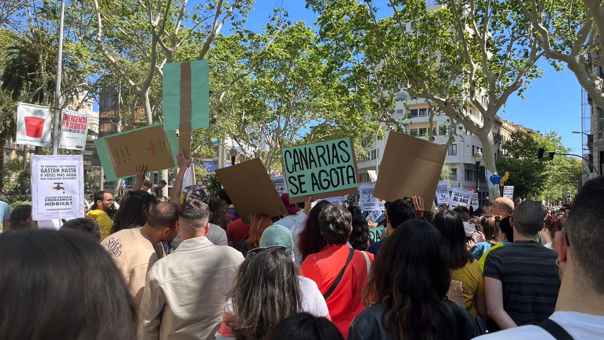 ALBA_SUD's tweet photo. #CanariasTieneUnLimite
#Canariaseagota
#Canariasedefiende
Concentración de apoyo en Barcelona. #20ACanarias https://t.co/9wdS5eyp3c