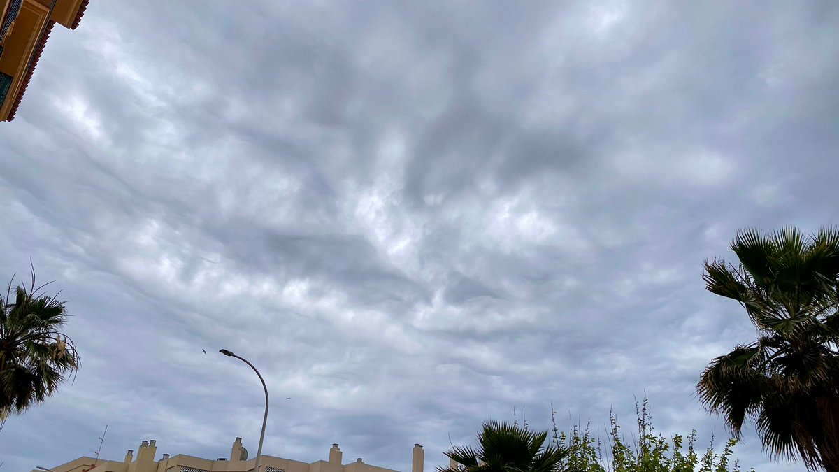 La inestabilidad atmosférica y la proximidad de las tormentas nos dejan en el cielo de La Línea estas nubes llamadas Undulatus asperatus o asperitas como se les suele conocer.