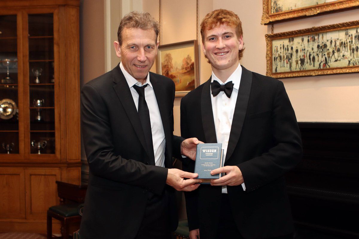 @devon_malcolm Ollie Sykes of Tonbridge School was presented his Schools Cricketer of the Year award by Mike Atherton. (3/4)