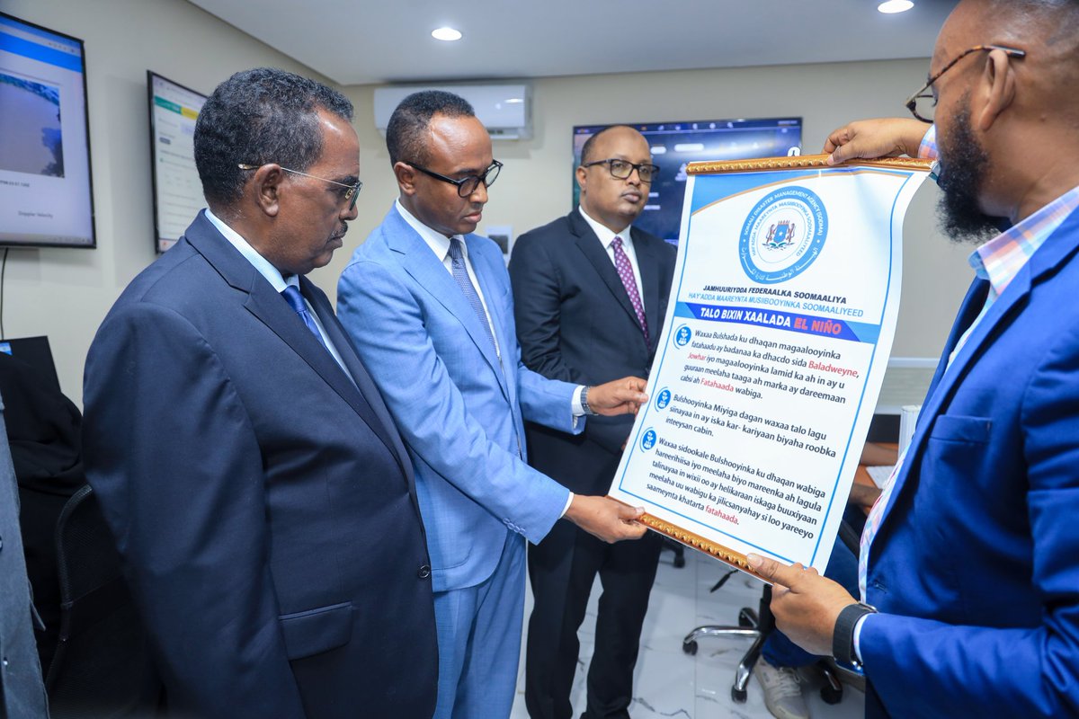 He was briefed by the Commissioners of the Somali Disaster Management Agency and the National Commission for Refugees and IDPs as well as the Director General of the National Identification and Registration Authority. Also in attendance, Deputy Minister Abdihakim Ashkir.