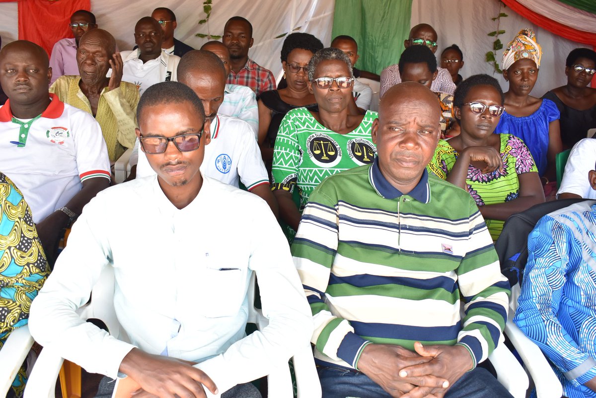 burungaProvince's tweet photo. Le Gouverneur de @makambaProvince,en compagnie des chefs des services poursuit sa tournée ds les zones de sa province.Elle était,ce 19 Avril, à #Gitaba et #Makamba zones de @CommuneMakamba.Elle a invité la popula°de travailler assidûment pr un dvpt en marge du vision 2040-2060 https://t.co/2Nj4StCddA