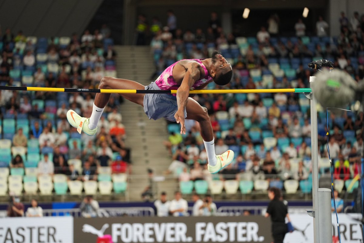 A first ever #DiamondLeague win for @ShelbySm5! The 🇺🇸 high jumper beats @mutazbarshim on countback after clearing 2.27m in difficult conditions. #XiamenDL 🇨🇳 #DiamondLeague 📷 @matthewquine