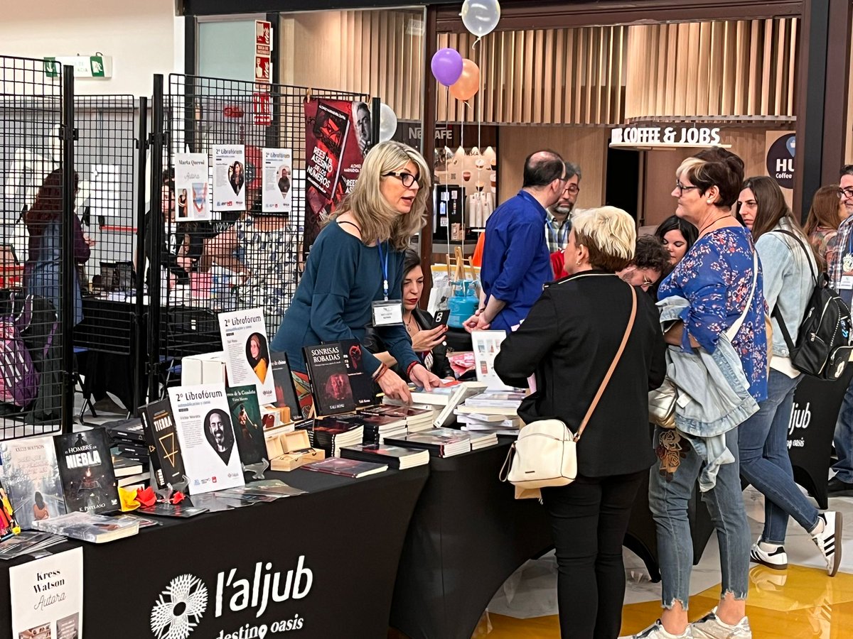 Marta_Querol's tweet image. Fantástica mañana literaria en @laljub #Elche dentro del #LibroForumElche2. Hemos hablado de creación de mundos, en mi caso el de Arlodia. Esta tarde,  seguimos.