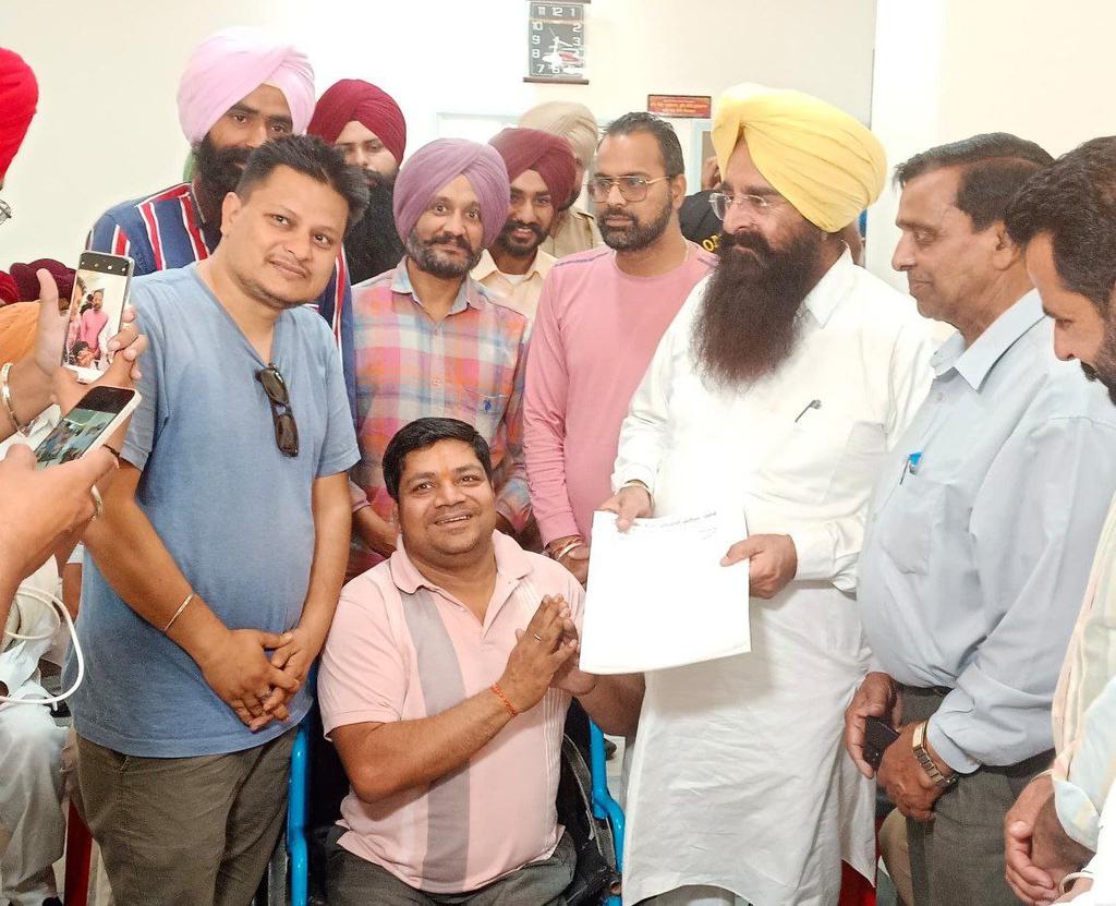 lmbunion_punjab's tweet photo. ਪੰਜਾਬ ਸਟੇਟ ਖੇਤੀਬਾੜੀ ਵਿਕਾਸ ਬੈਂਕ, ਬਠਿੰਡਾ ਦੇ ਮੁਲਾਜ਼ਮਾਂ ਵੱਲੋਂ ਕੈਬਿਨੇਟ ਮੰਤਰੀ ਅਤੇ ਮਜੂਦਾ ਉਮੀਦਵਾਰ ਲੋਕ ਸਭਾ ਚੋਣਾਂ,ਬਠਿੰਡਾ ਸ. ਗੁਰਮੀਤ ਸਿੰਘ ਖੁੱਡੀਆਂ ਜੀ ਨੂੰ ਮਿਲ ਕੇ ਛੇਵੇਂ ਪੇ ਕਮਿਸ਼ਨ ਨੂੰ ਜਾਰੀ ਕਰਨ ਲਈ ਮੰਗ ਪੱਤਰ ਦਿੱਤਾ ਗਿਆ ਅਤੇ ਓਹਨਾ ਵੱਲੋਂ ਮੰਗਾਂ ਨੂੰ ਹੱਲ ਕਰਨ ਲਈ ਭਰੋਸਾ ਦਿੱਤਾ ਗਿਆ @AAPPunjab  @BhagwantMann https://t.co/pSorcWpcfw