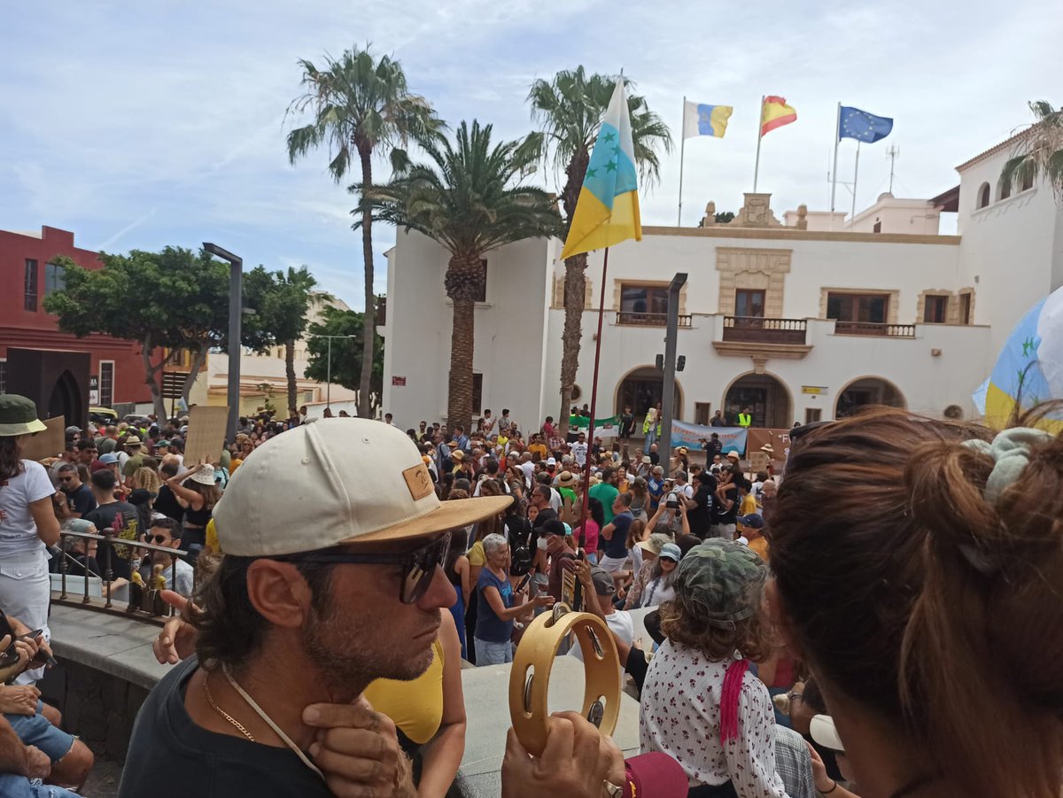 CmeteelNorte's tweet photo. Me mandan fotos de Fuerteventura  puerto del Rosario,mucha gente 👍🏾👌🏾👌🏾✊🏾✌🏾#20A #CanariasTieneUnLimite https://t.co/lxIYz46J8Q