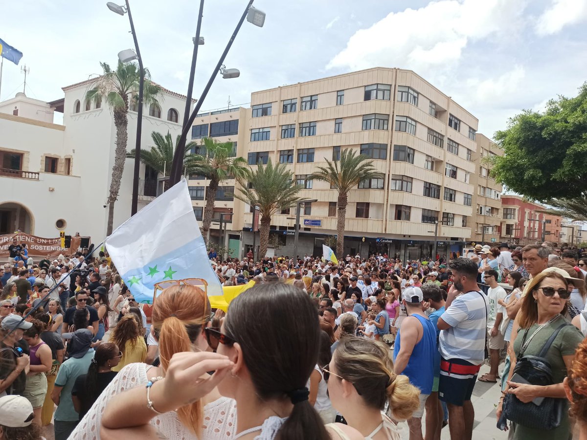 Me mandan fotos de Fuerteventura  puerto del Rosario,mucha gente 👍🏾👌🏾👌🏾✊🏾✌🏾#20A #CanariasTieneUnLimite