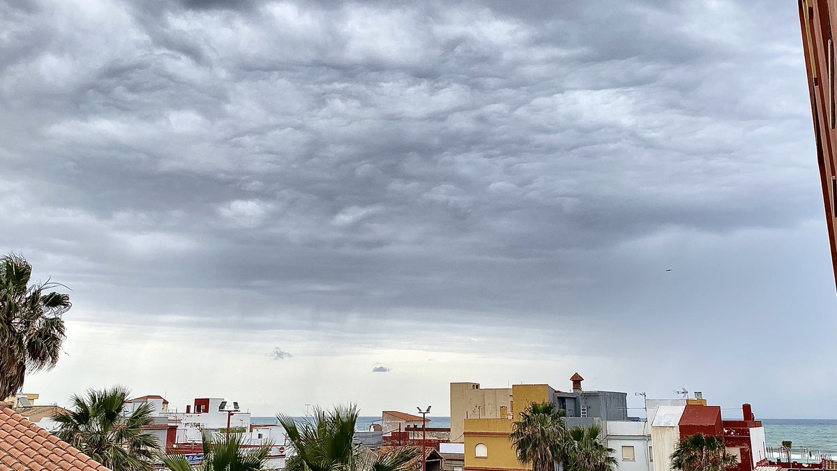 Nubes y chubascos rondando el estrecho #LaLinea #Gibraltar a esta hora de la tarde. Sensación fresca y levante moderado. El cielo es un lienzo de nubes. Hacia el oeste #LaJanda también encontramos lluvias 🌧️☔️ y alguna que otra tormenta ⚡️⚡️