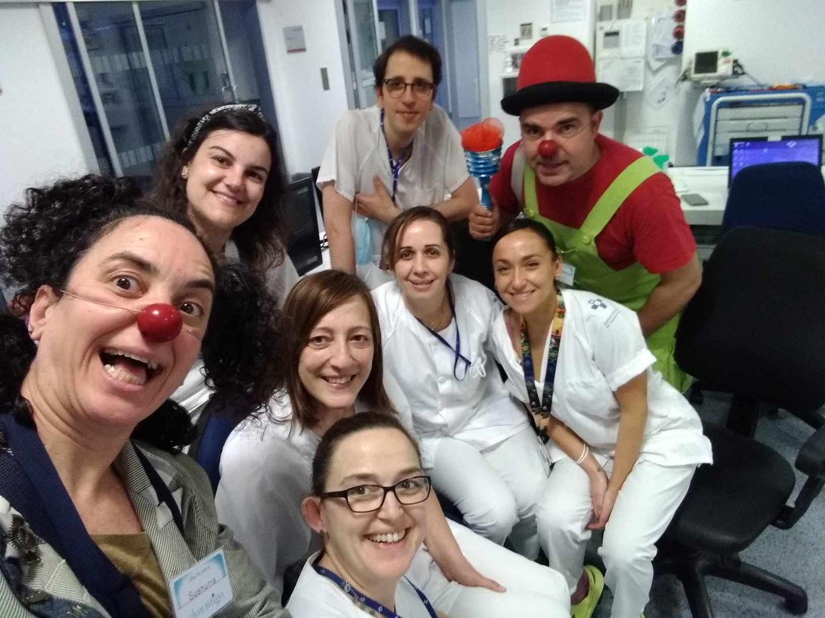 Viernes de #HUCA tres payasas sueltas por el hospital repartiendo risas y amor, el equipo sanitario de la 7° y UCI pediátrica están ganando puntos para sumarse al equipo de #clowntigopayasosdehospital